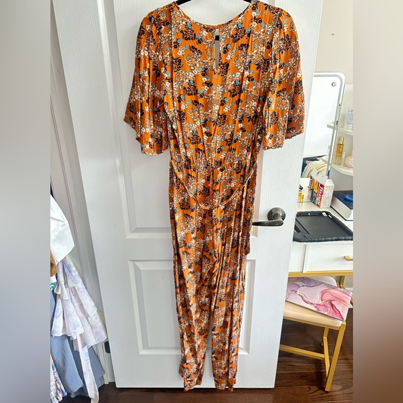 Beautiful patterned jumpsuit with matching belt only worn a few times - Picture 2 of 2
